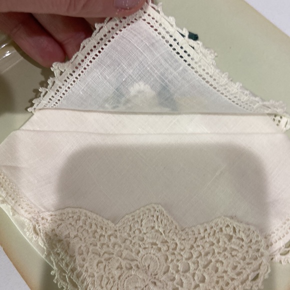 Pure Irish Linen I believe it's a lace handkerchief hand worked made in Ireland - Picture 5 of 10